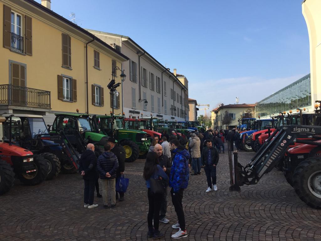 Giornata del Ringraziamento, i trattori “invadono” le piazze FOTO VIDEO