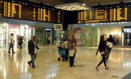 Treno guasto fermo in stazione: linee in tilt (dove è la novità?). Ritardi fino a un’ora