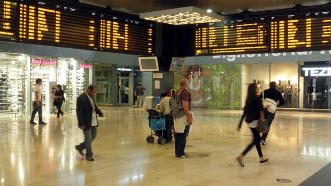Treno guasto fermo in stazione: linee in tilt (dove è la novità?). Ritardi fino a un’ora