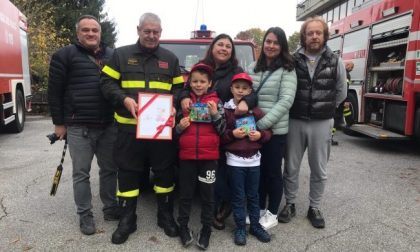 L’omaggio di un bimbo ai Vigili del fuoco morti nella tragedia di Quargneto