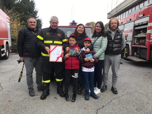 L’omaggio di un bimbo ai Vigili del fuoco morti nella tragedia di Quargneto
