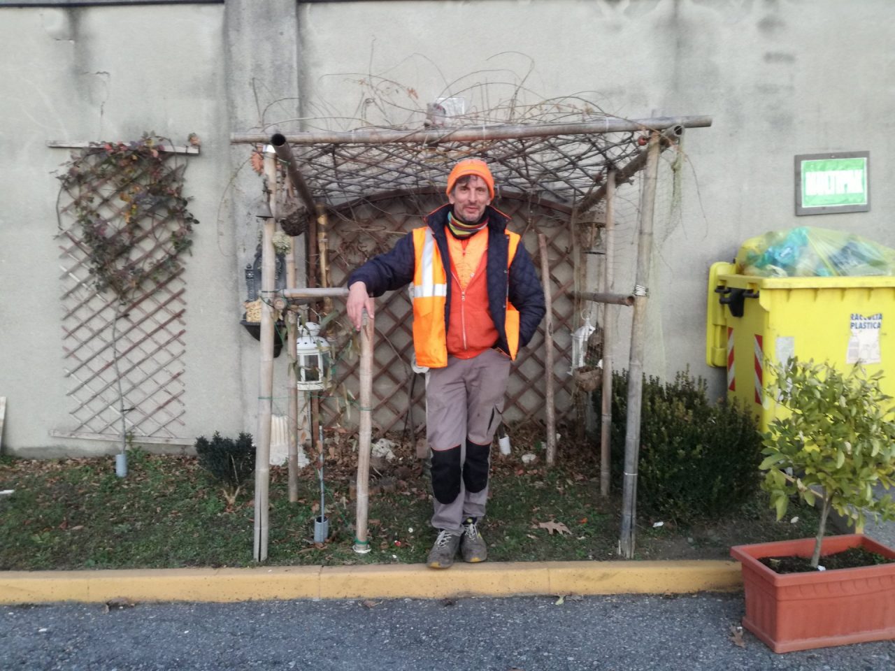 Aggredito all’isola ecologica
