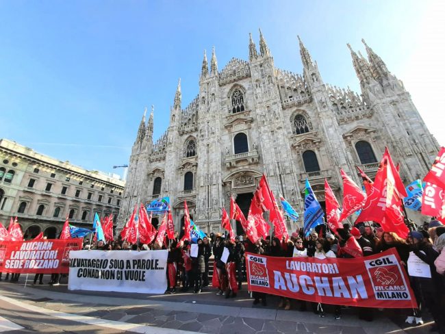 Vertenza Auchan Conad: questa mattina protesta in piazza Duomo