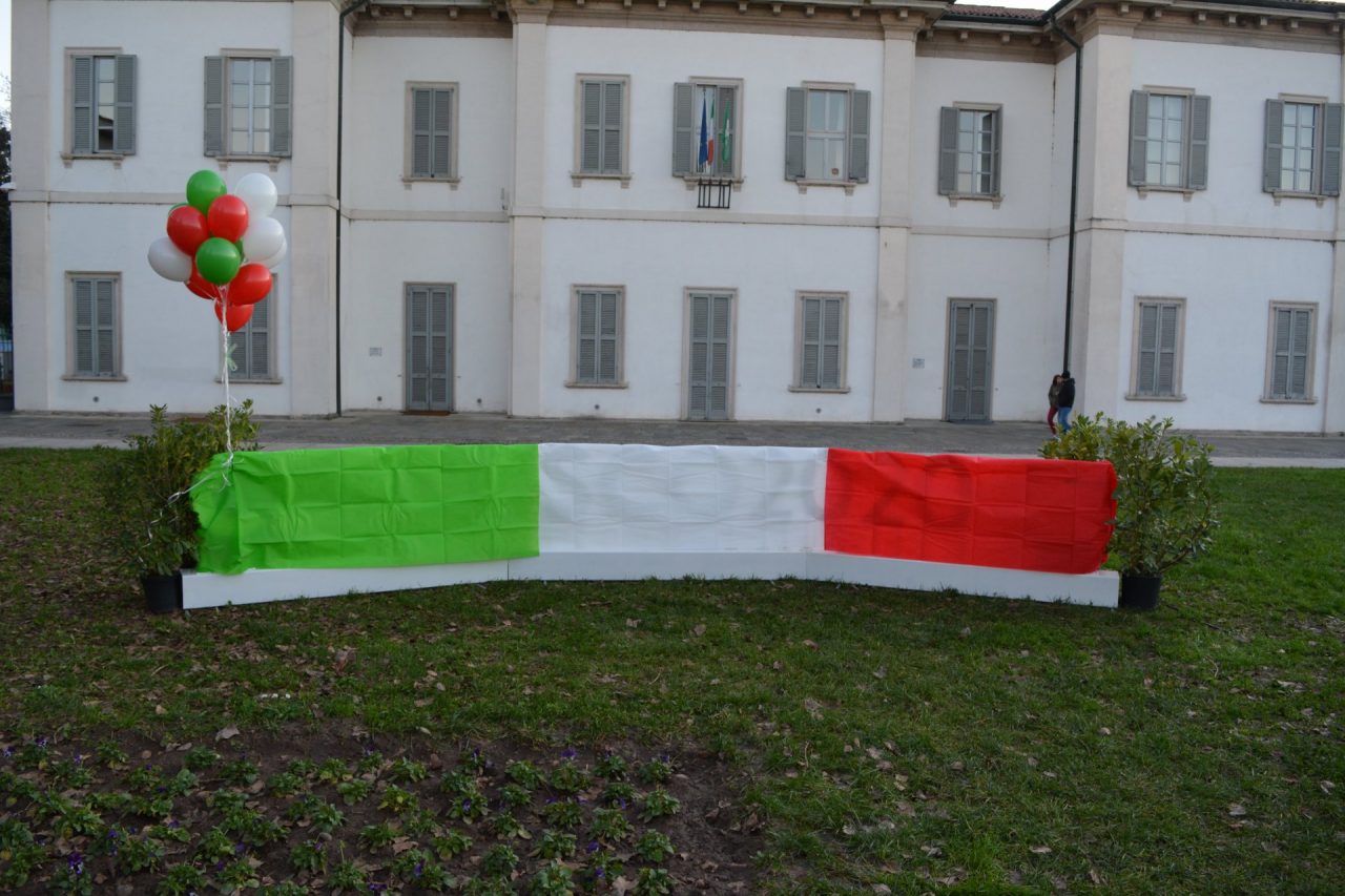 Cernusco sul Naviglio illuminata la scritta Cernusco 2020 in piazza Unità d'Italia