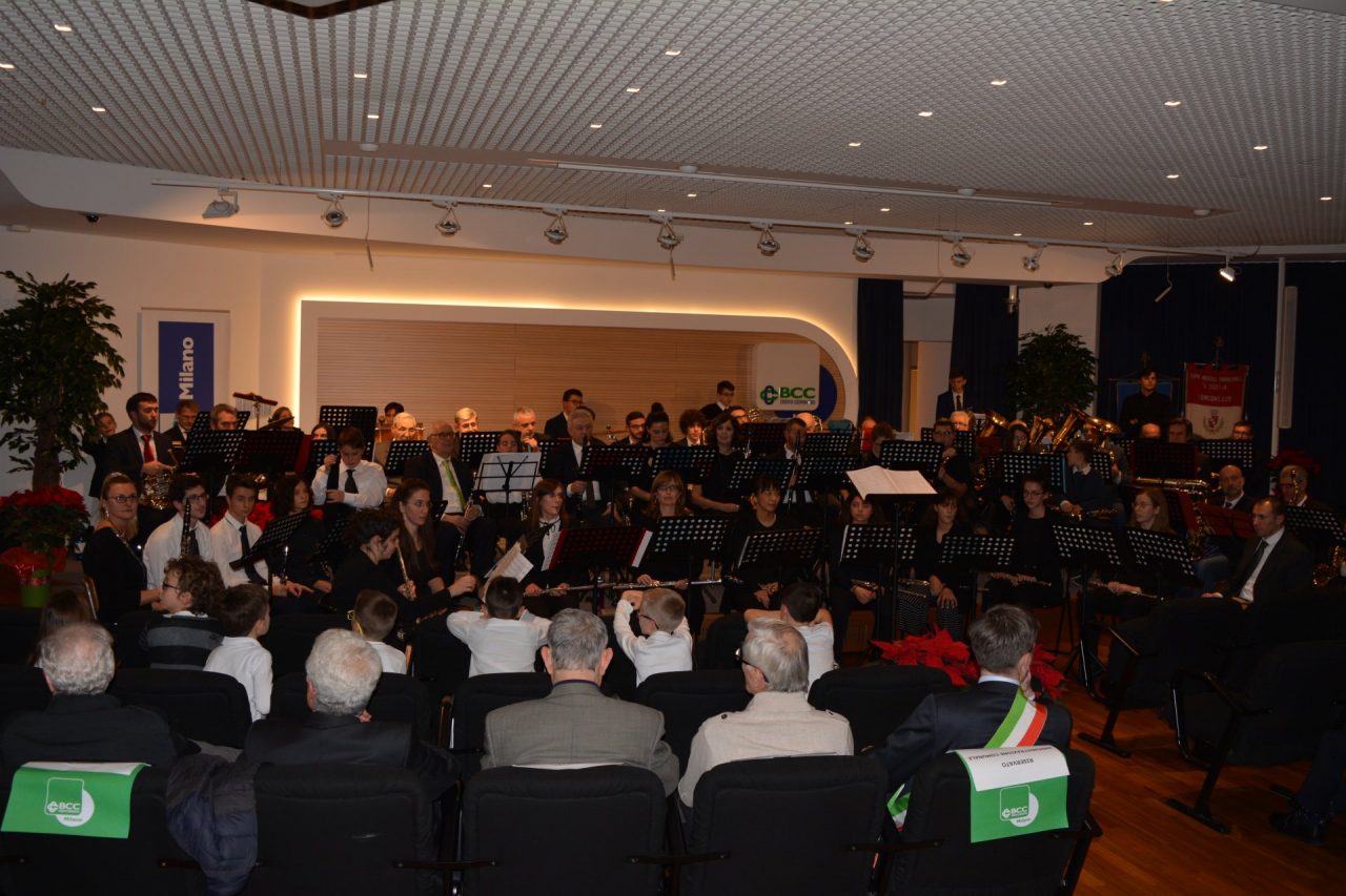 Carugate consegna benemerenze civiche da parte del sindaco Maggioni durante il concerto di Natale
