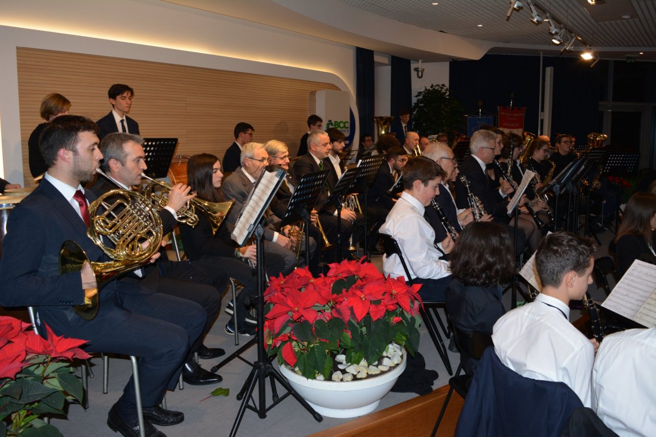 Carugate consegna benemerenze civiche da parte del sindaco Maggioni durante il concerto di Natale