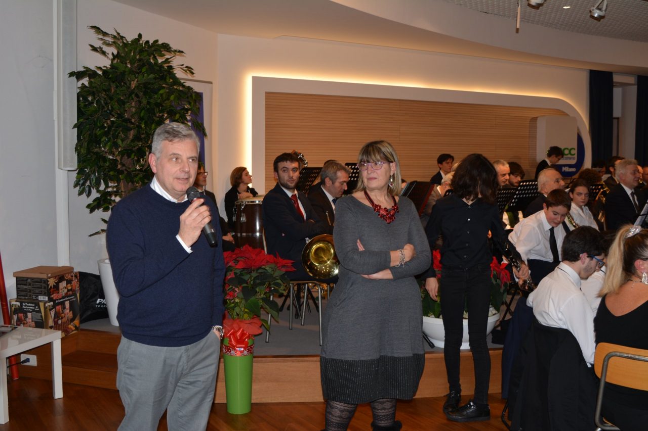 Carugate consegna benemerenze civiche da parte del sindaco Maggioni durante il concerto di Natale