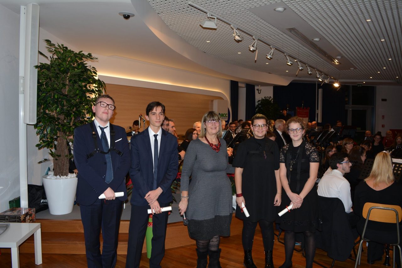 Carugate consegna benemerenze civiche da parte del sindaco Maggioni durante il concerto di Natale