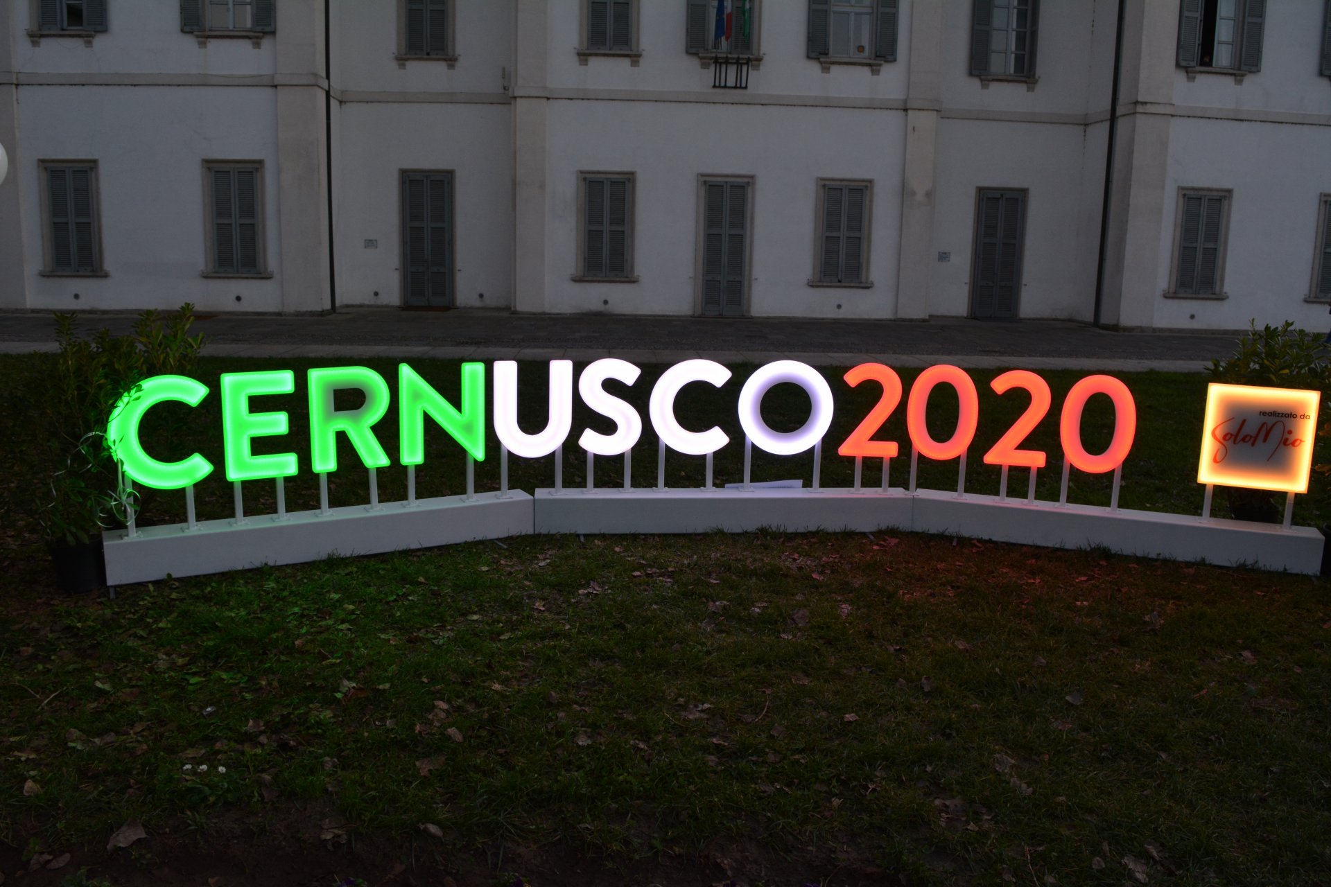 Cernusco sul Naviglio illuminata la scritta Cernusco 2020 in piazza Unità d'Italia