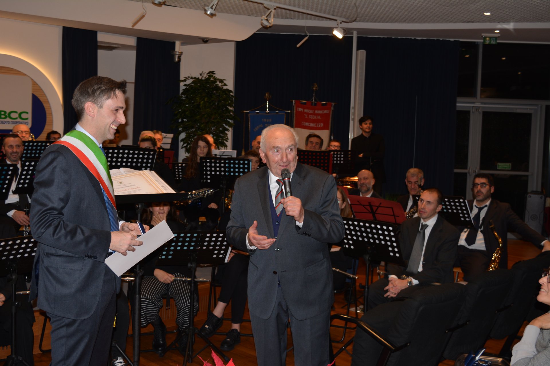 Carugate consegna benemerenze civiche da parte del sindaco Maggioni durante il concerto di Natale