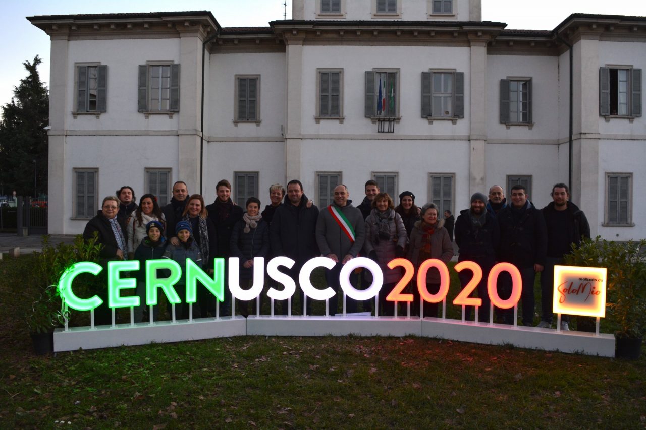 Cernusco 2020 illuminata la scritta in piazza Unità d’Italia