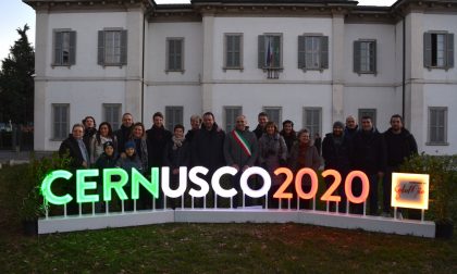 Cernusco 2020 illuminata la scritta in piazza Unità d'Italia