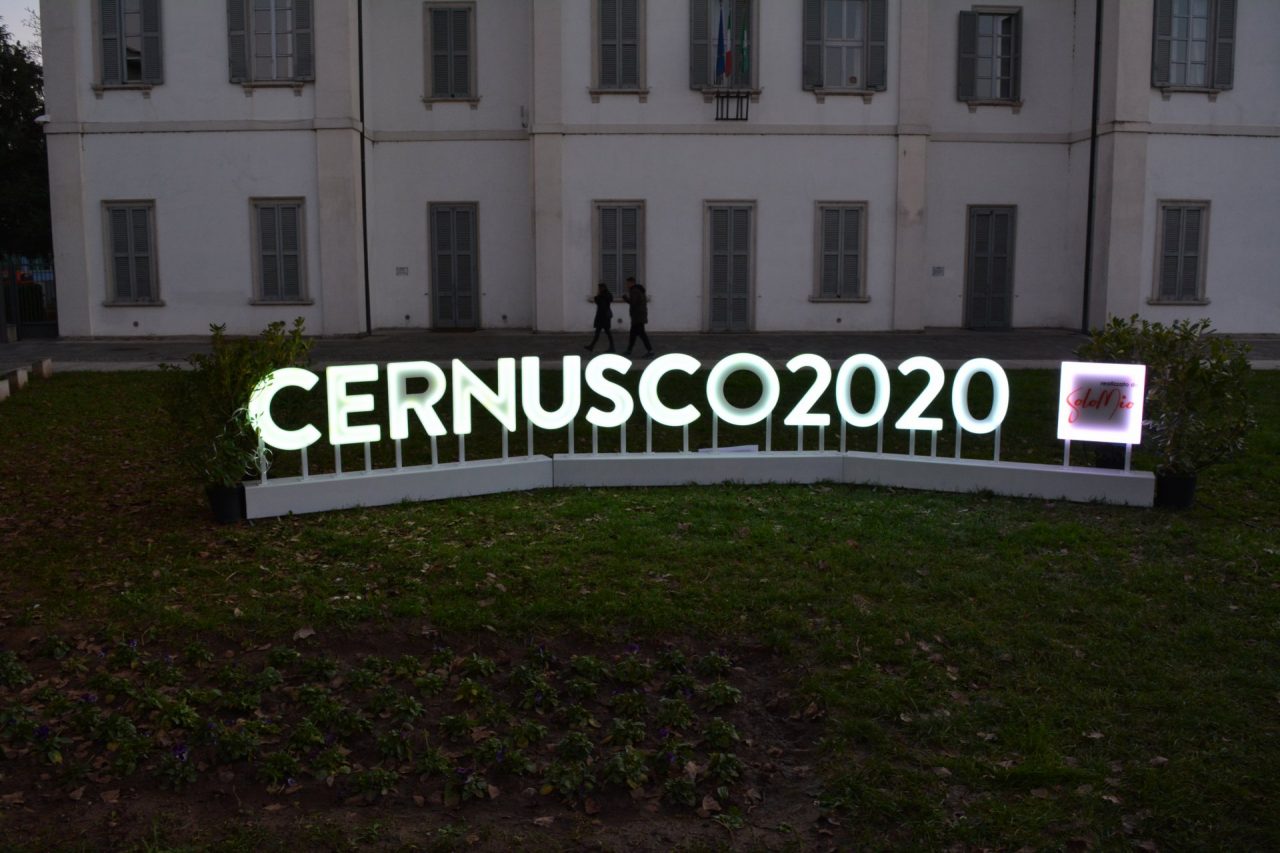 Cernusco sul Naviglio illuminata la scritta Cernusco 2020 in piazza Unità d'Italia