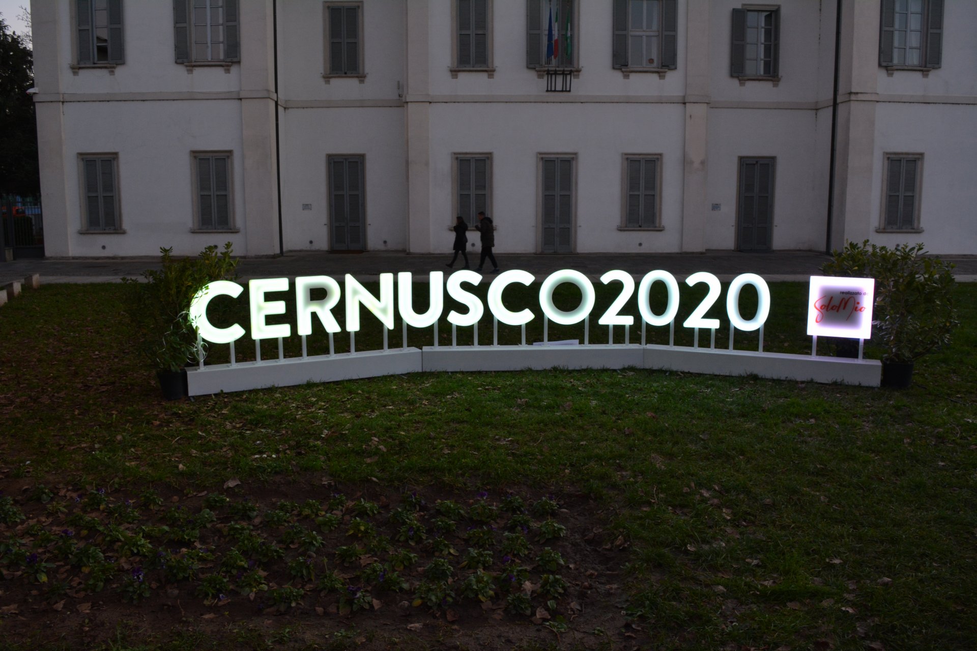 Cernusco sul Naviglio illuminata la scritta Cernusco 2020 in piazza Unità d'Italia