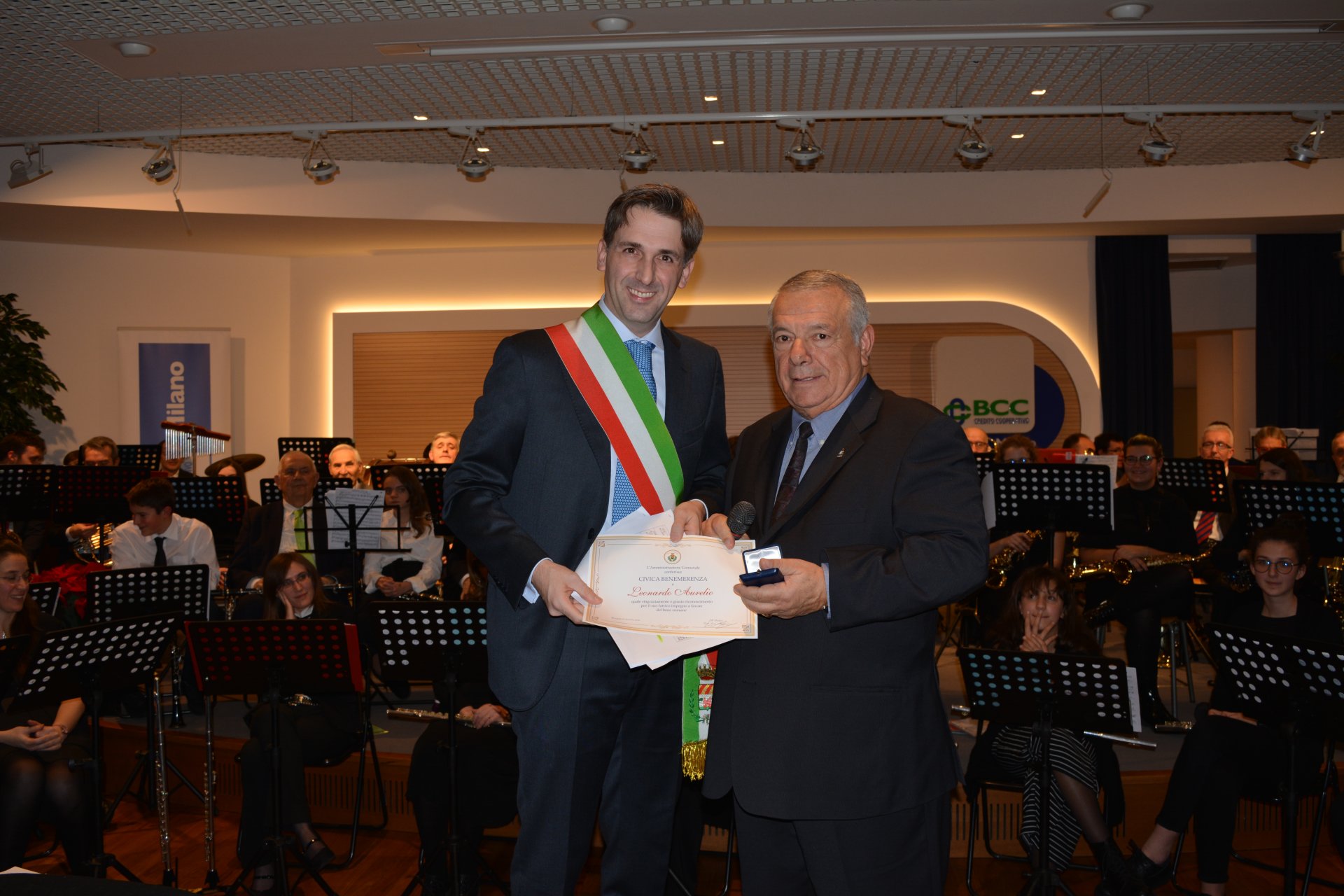 Carugate consegna benemerenze civiche da parte del sindaco Maggioni durante il concerto di Natale