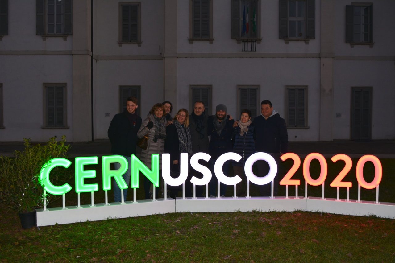 Cernusco sul Naviglio illuminata la scritta Cernusco 2020 in piazza Unità d'Italia