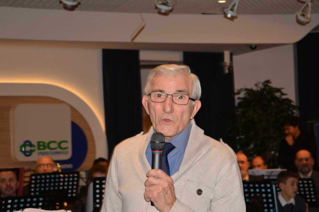 Carugate consegna benemerenze civiche da parte del sindaco Maggioni durante il concerto di Natale