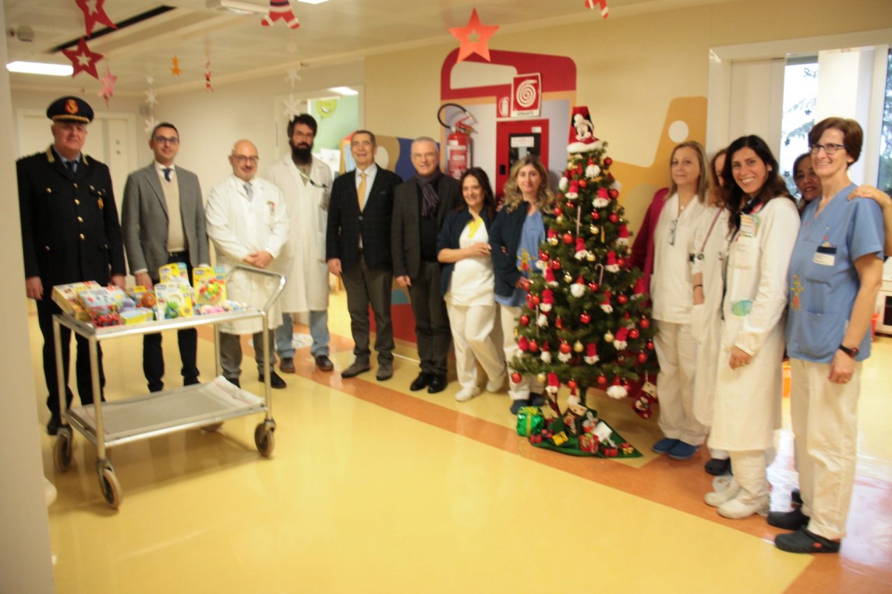 Auguri e doni di Natale ai bambini dell’ospedale