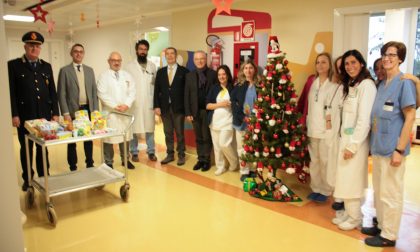 Auguri e doni di Natale ai bambini dell'ospedale