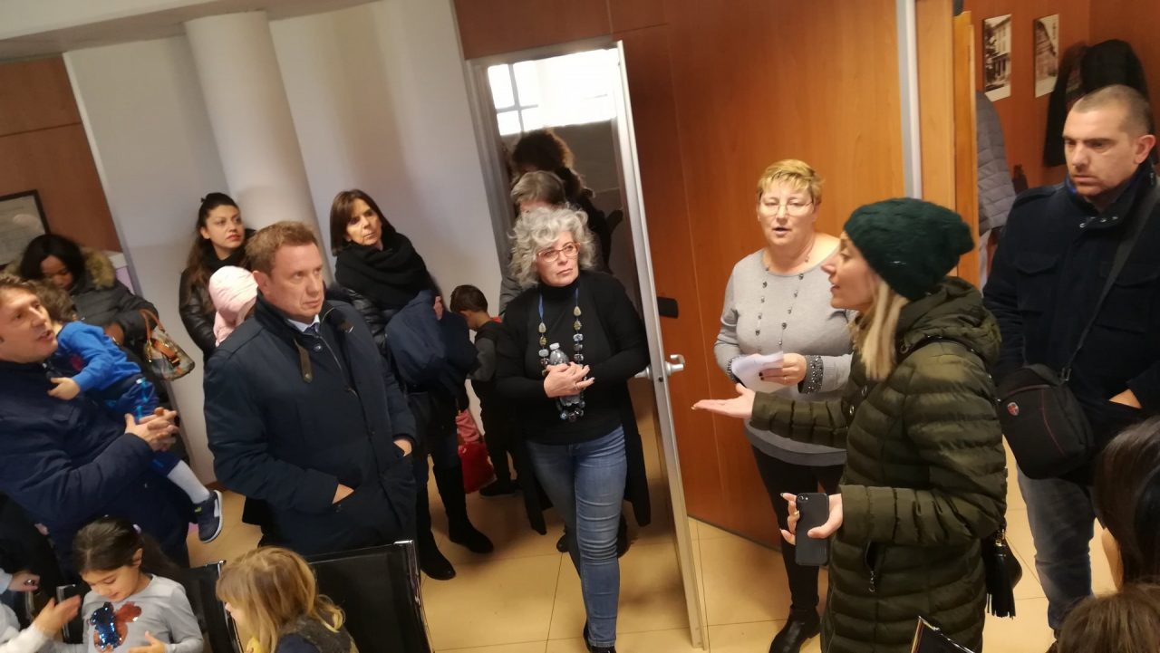 Nonni, genitori e bimbi della Materna Prandi occupano il Municipio FOTO e VIDEO