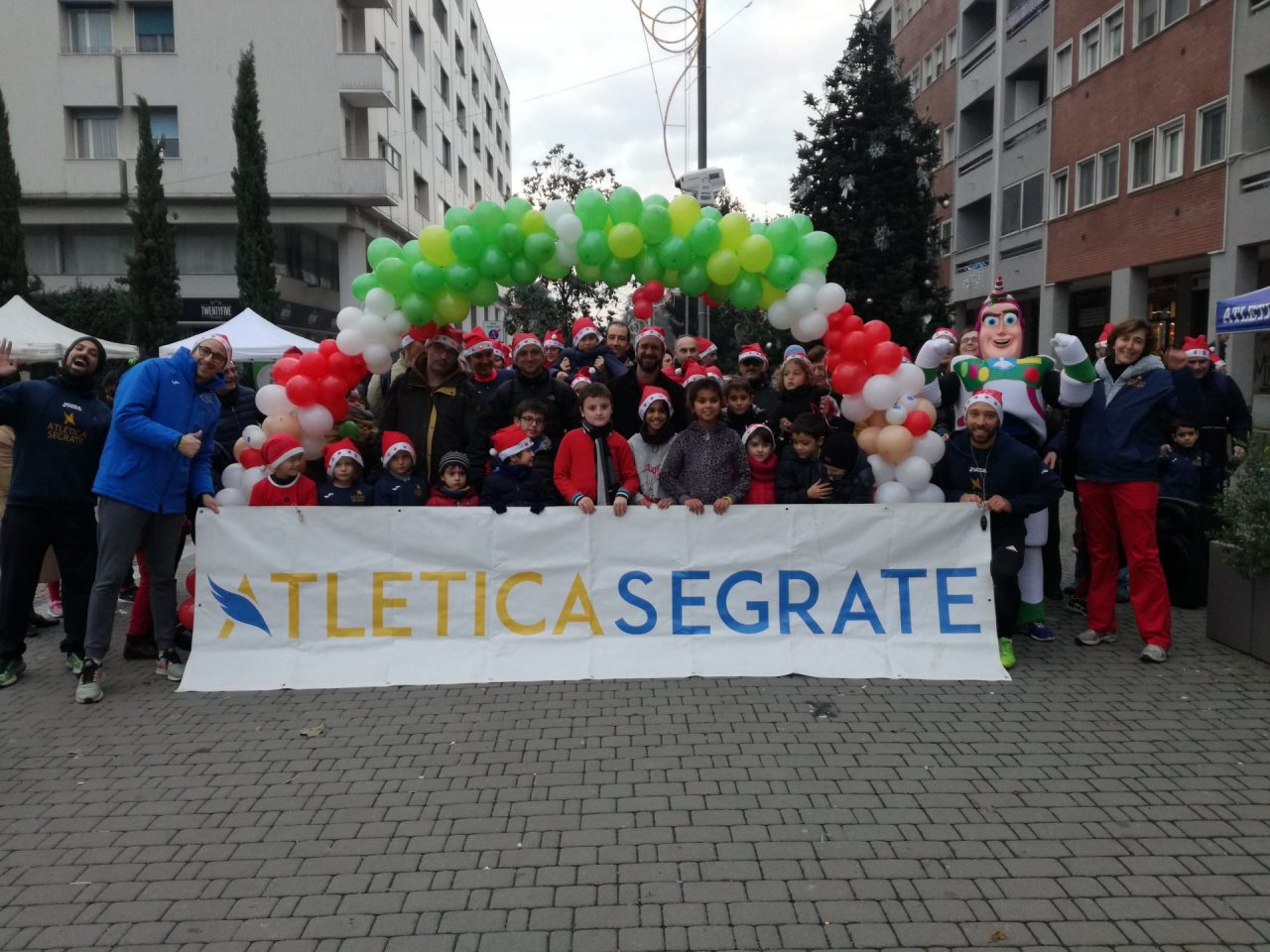 Babbo Natale run diverte tutti a Segrate FOTO