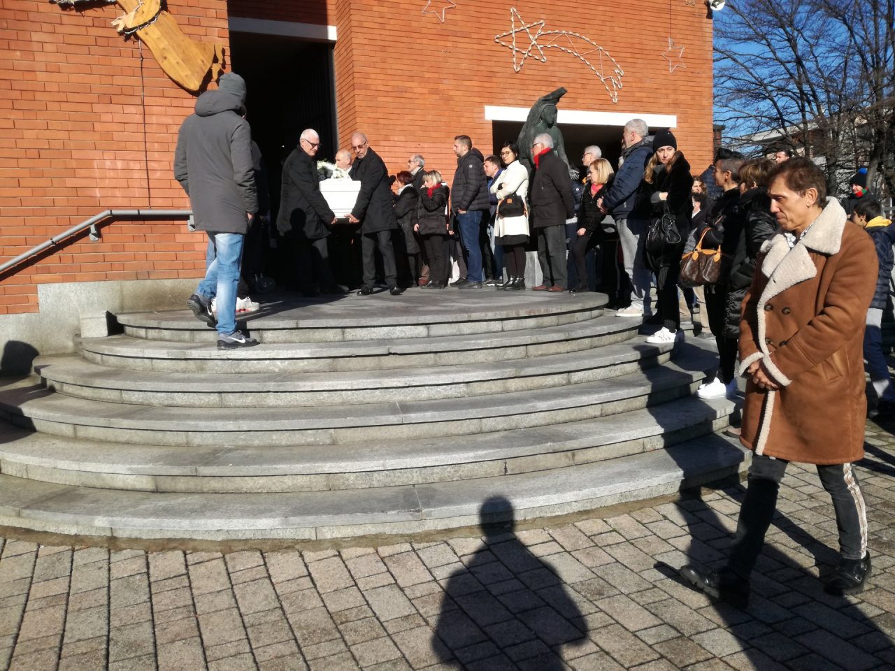 Lacrime a Cassina de' pecchi per i funerali di Matteo Savastano