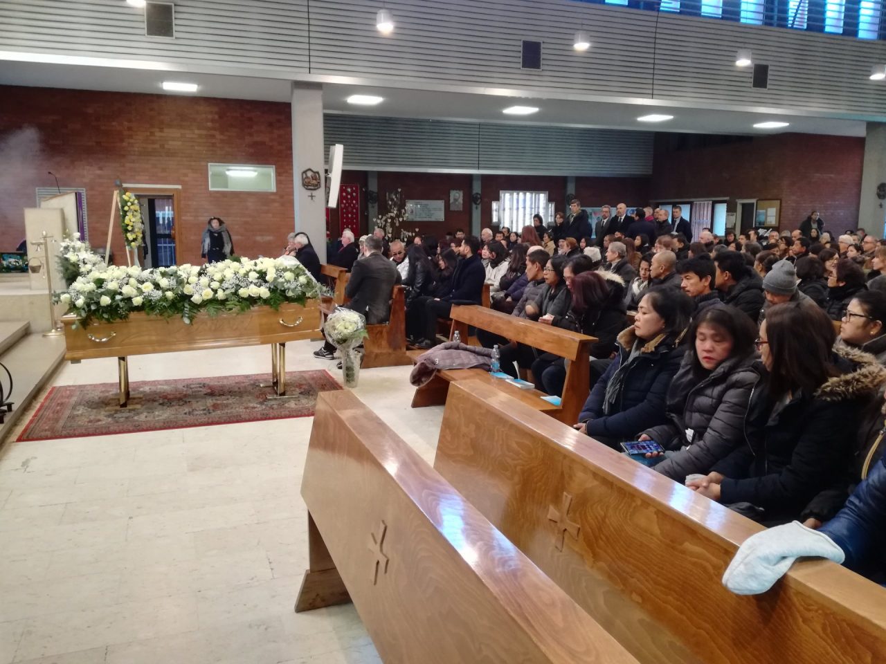 L’addio a Shirley, uccisa nello scontro tra il filobus e il camion Amsa a Milano