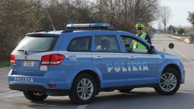 Ventiquattrenne si schianta contro un palo e muore. Ecco chi era la vittima