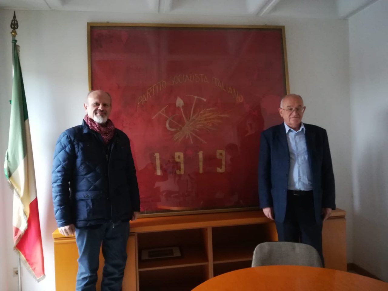 Bandiera dei socialisti rivoltani donata al Comune FOTO