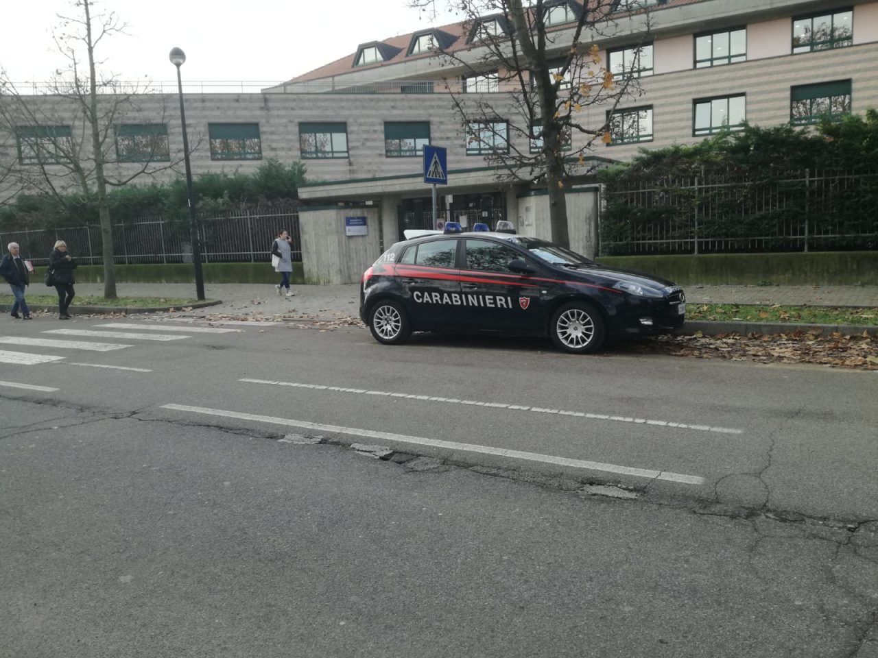Attimi di paura alla rsa il melograno di cassina de pecchi per un infortunio sul lavoro carabinieri, ambulanza ats