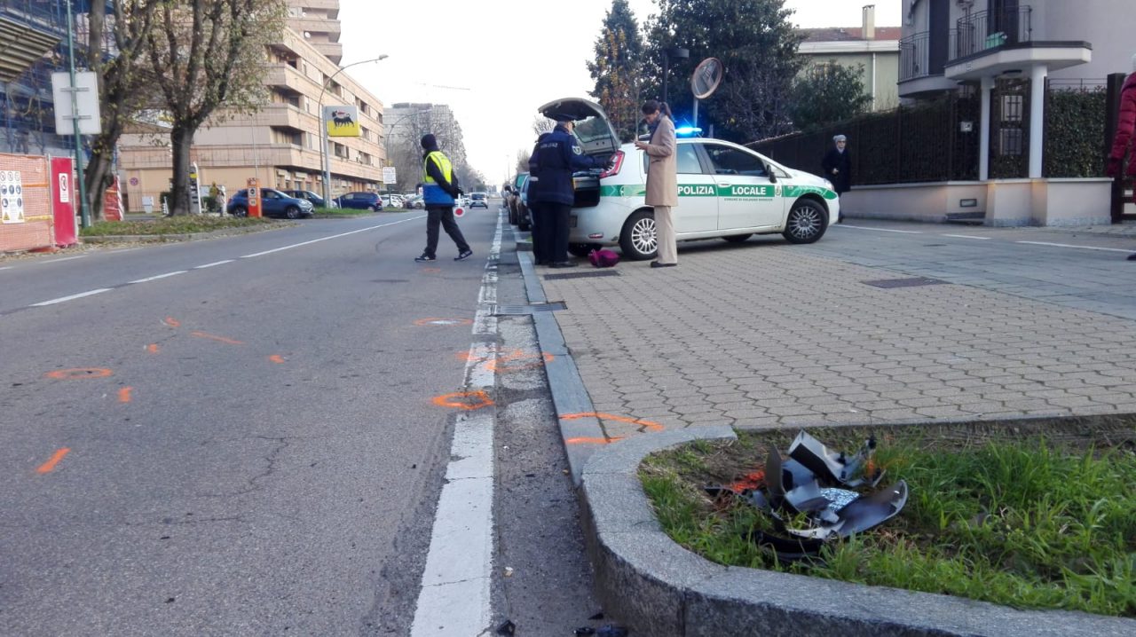 Incidente auto-moto a Cologno, paura per un centauro