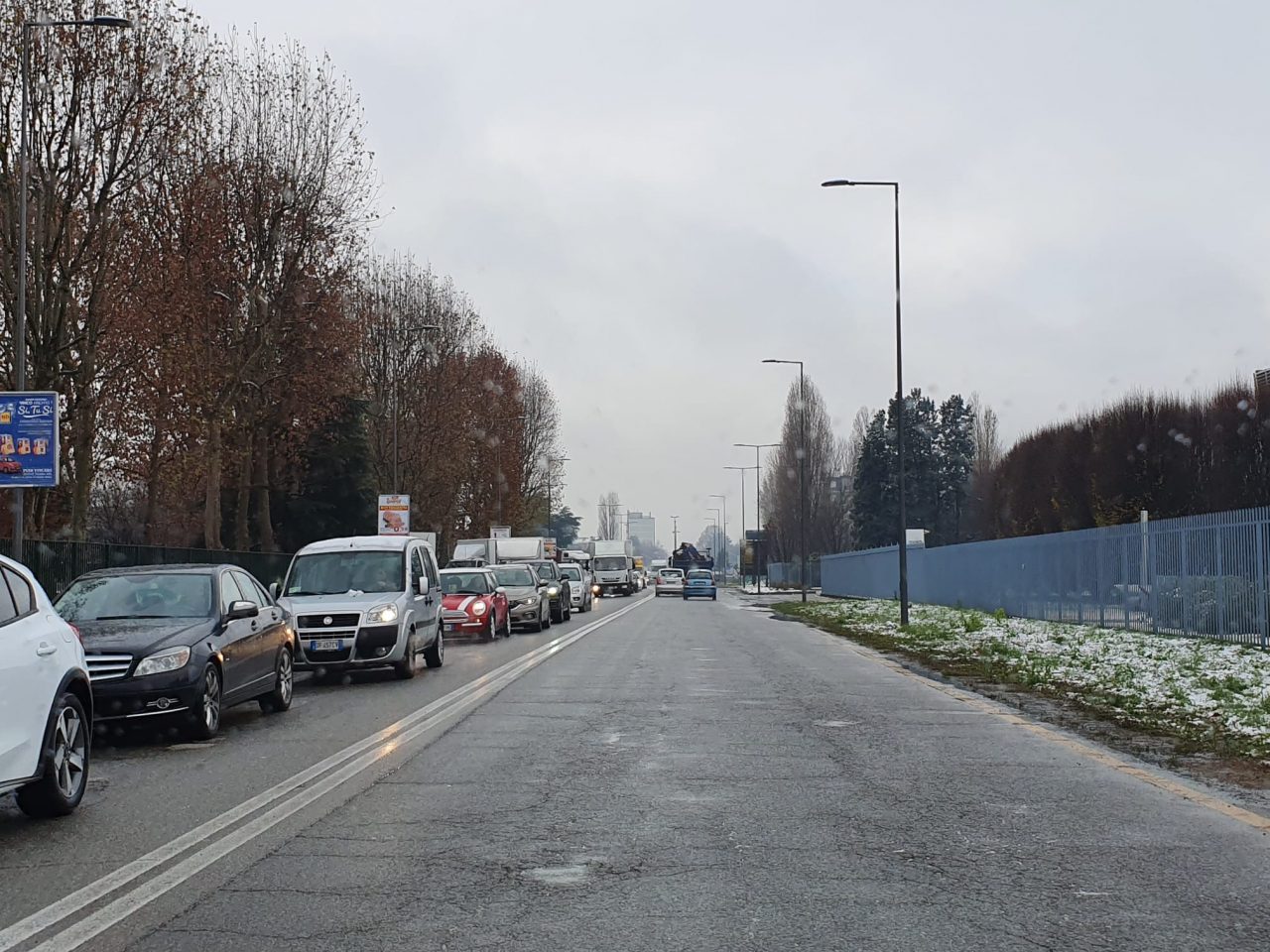 mezzo della nettezza urbana rompe tubio del gas a cernusco sul naviglio via I maggio