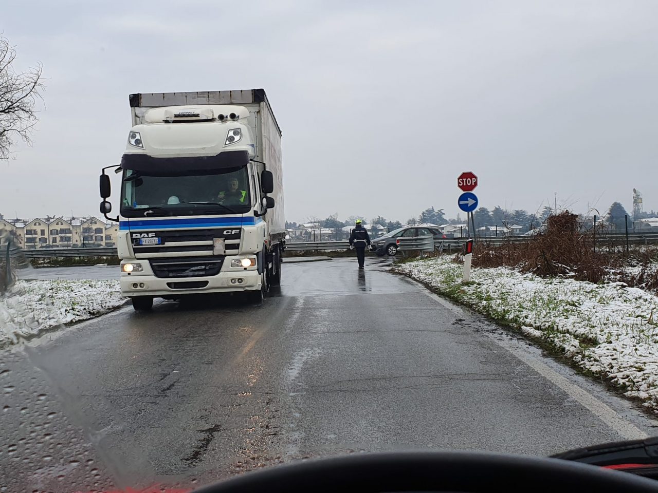 Mezzo della nettezza urbana rompe tubo del gas