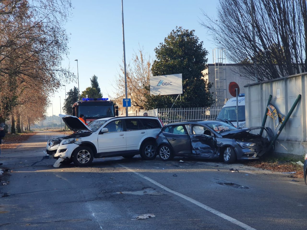 Impressionante scontro a Cassina de’ Pecchi. Intervengono anche i pompieri FOTO