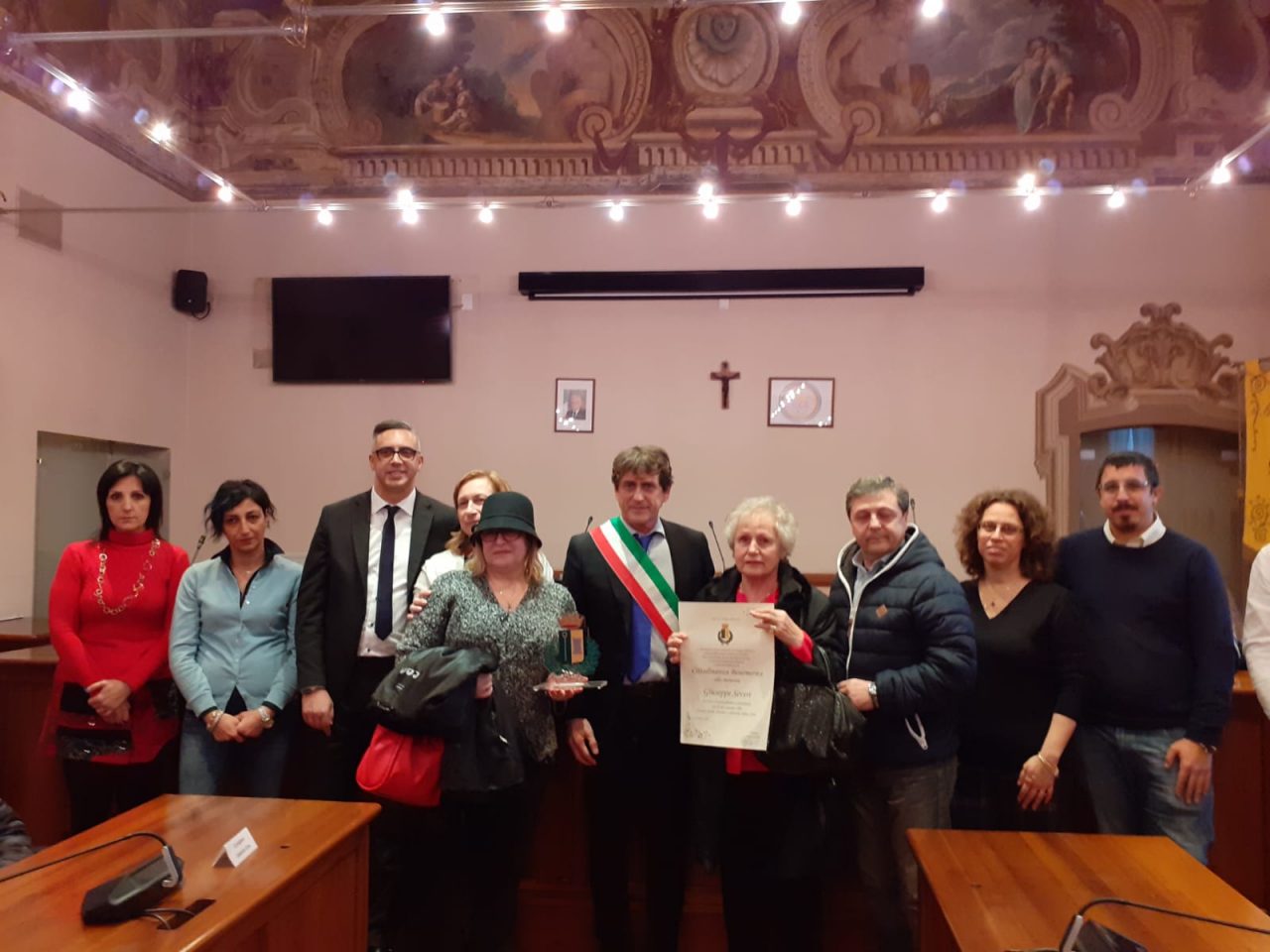 Omaggio al giornalista giuseppe severi benemerenze e premiazione presepi a cologno monzese in villa casati