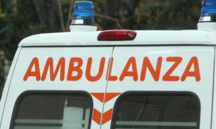 Cade con la moto a Brembate, 57enne trasportato in ospedale
