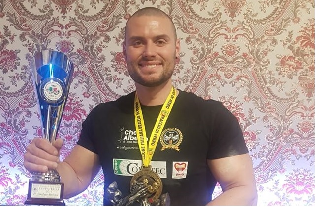 Braccio di ferro… d’oro per un atleta vapriese