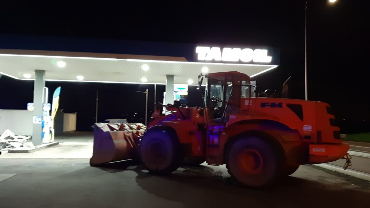 Ladri sventrano distributore sulla Padana con una ruspa