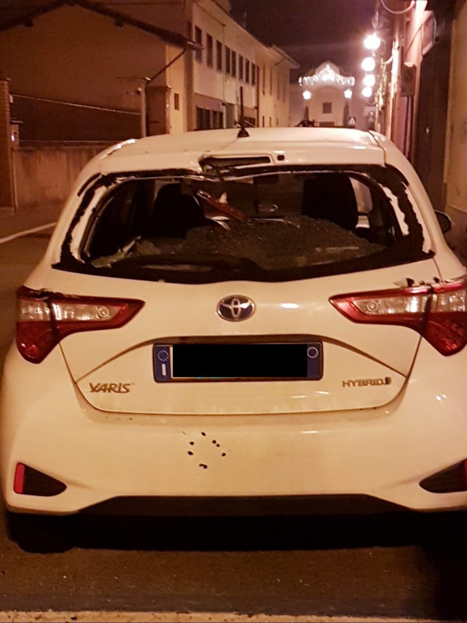 Sparano con un fucile da caccia all’auto in sosta