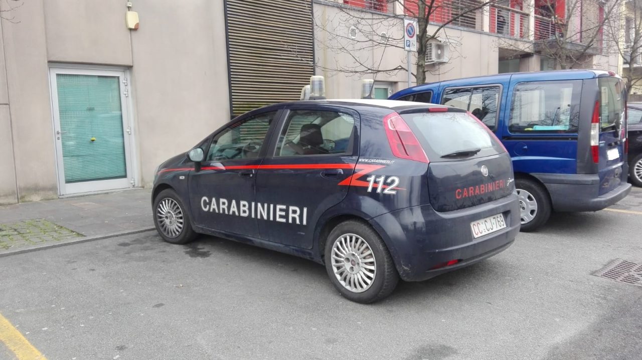 Dramma della solitudine: trovato morto in casa dopo tre settimane