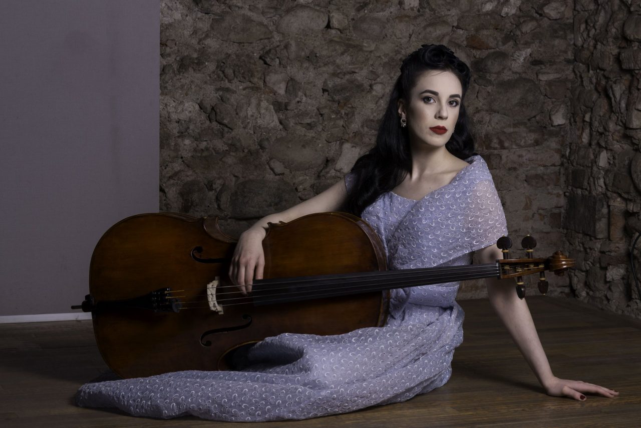 Rebecca, la bella violoncellista trezzese, lancia un appello: “Mi servono i vostri like per vincere un concorso musicale” FOTO