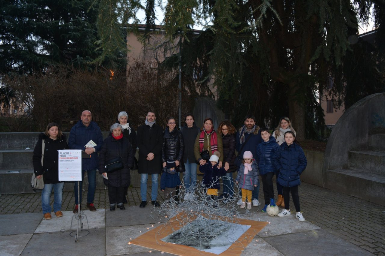 Flash mob a Liscate per non dimenticare gli orrori dei campi di concentramento