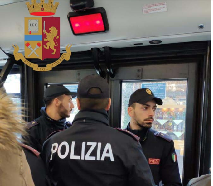 Atti sessuali su una minore a bordo del bus: arrestato 41enne