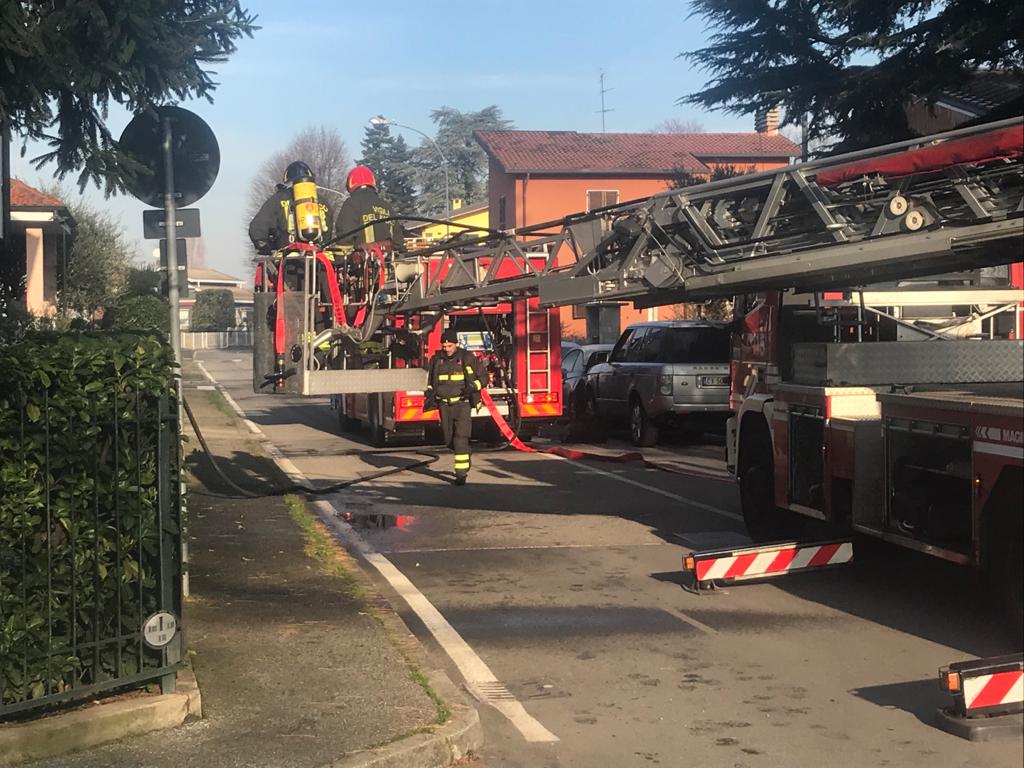 Incendio in una villetta a Inzago, evacuata una famiglia