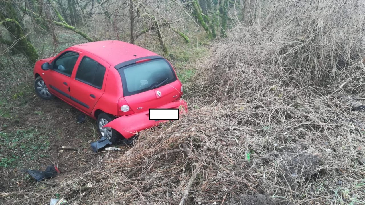 Auto fuori strada, ma il conducente non c’è…