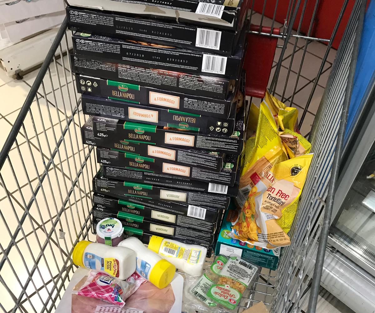 Merce scaduta tra gli scaffali, nuovo blitz dei vigili al supermercato