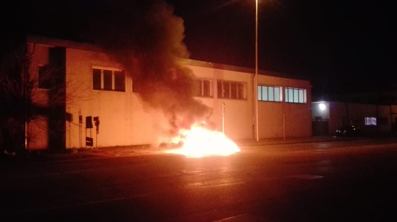 Auto in fiamme con la giovane guidatrice a bordo FOTO