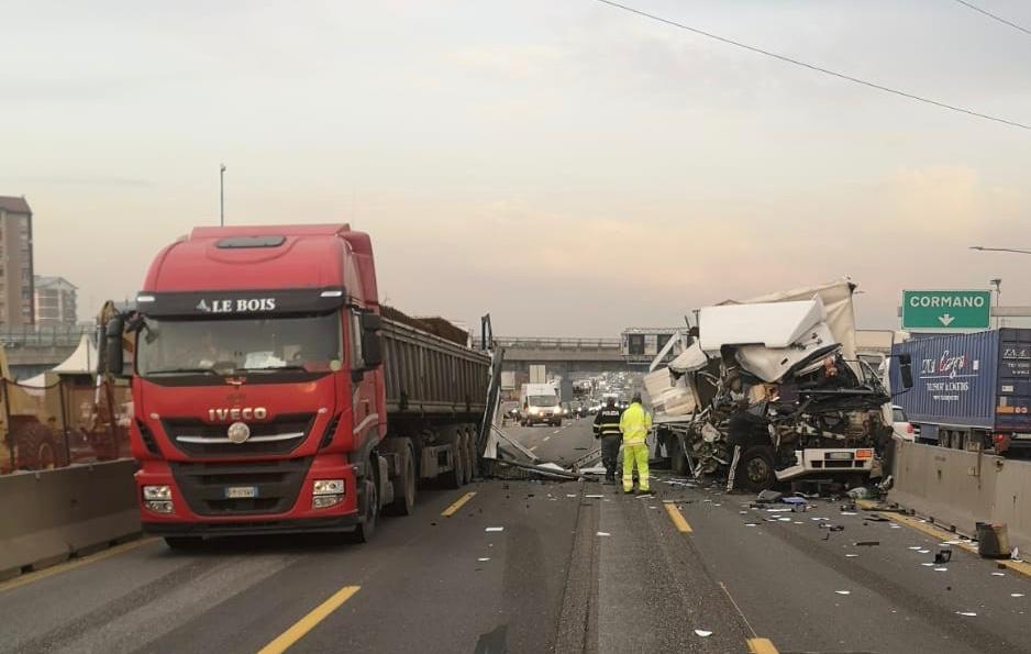 Autostrada A4 chiusa per un grave incidente con mezzi pesanti coinvolti FOTO
