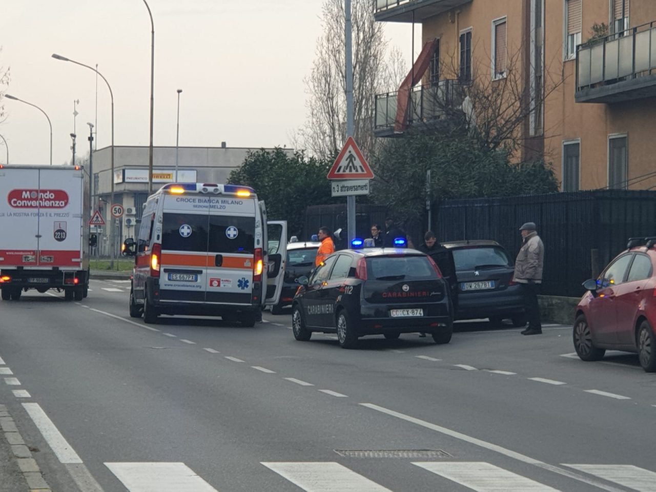 cassina de pecchi villa pompea lancia vasi di fiori 27enne ubriaco carabinieri w ambulanza sul posto