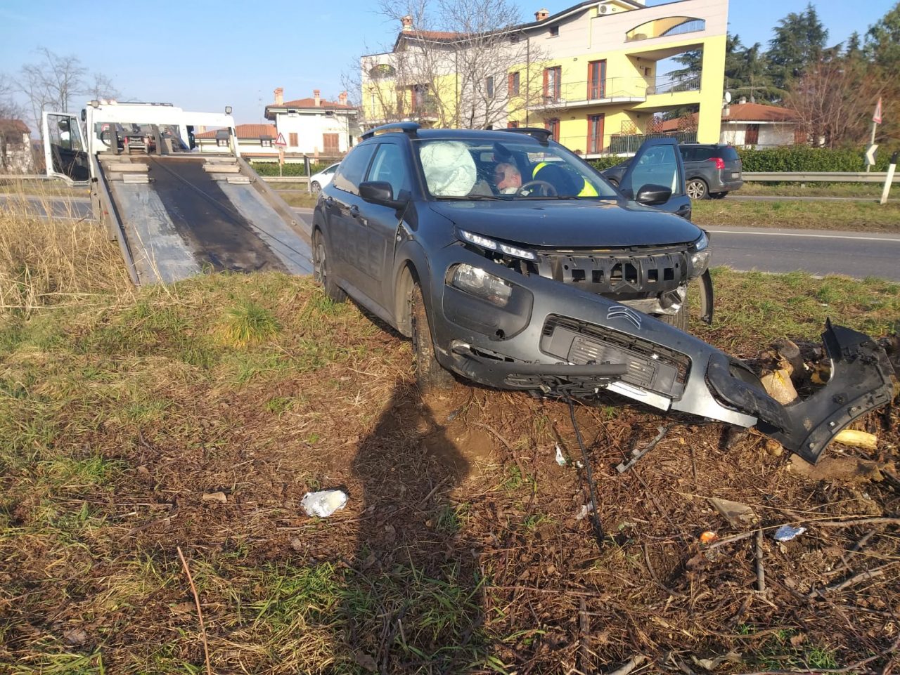 Perde il controllo dell'auto
